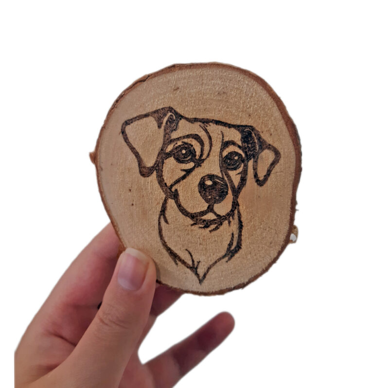 Hond in hout gebrand