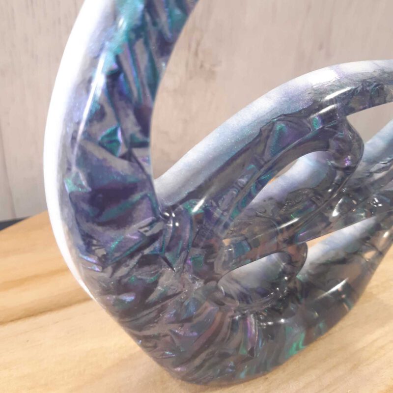Sierlijke epoxy zwaan met blauwe structuur
