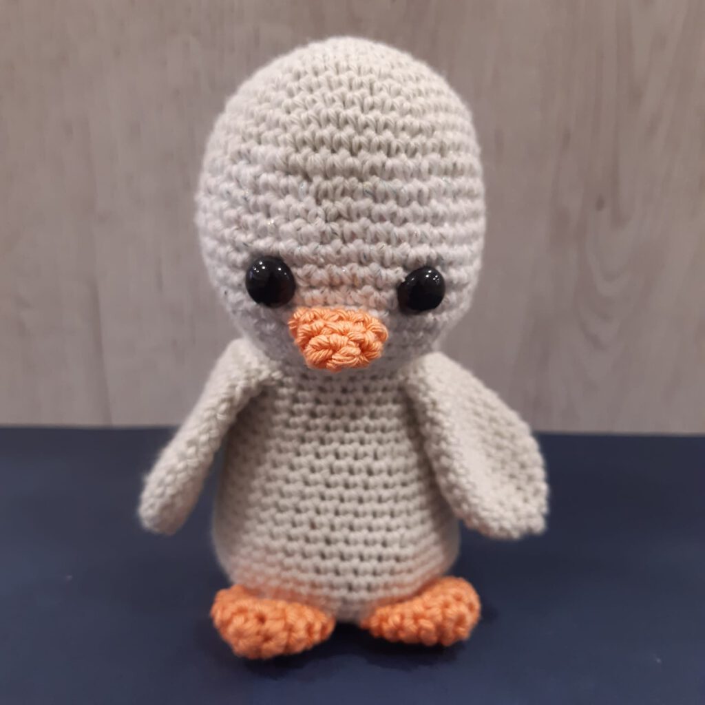gehaakte pinguin lichtgrijs katoen 12 cm handgemaakt