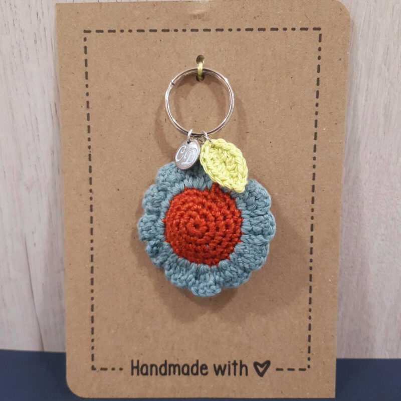Gehaakte sleutelhanger bloem blauw - Afbeelding 2