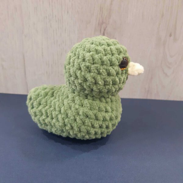 gehaakte eend mini knuffel 7 cm verschillende kleuren gehaakte eend mini knuffel 7 cm verschillende kleuren